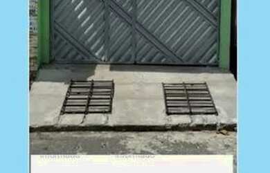 Imagem: A casa possui 3 Dormitórios, 1 Banheiro, 2 Vagas na garagem