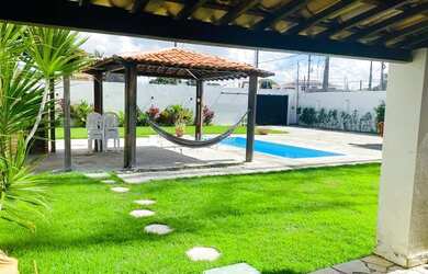 Imagem: A casa possui 3 Dormitórios, 4 Banheiros, 2 Vagas na garagem