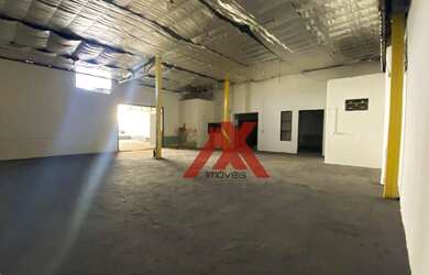 Imagem: O depósito possui 4 Vagas na garagem e 150m² de Área e está