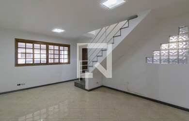 Imagem: A casa possui 3 Dormitórios, 3 Banheiros, 1 Vaga na garagem