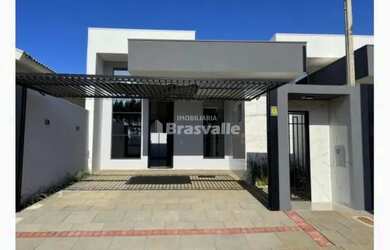 Imagem: A casa possui 3 Dormitórios, 2 Banheiros, 2 Vagas na garagem