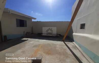 Imagem: A casa possui 4 Dormitórios, 1 Banheiro, 1 Vaga na garagem