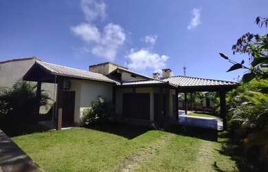 Imagem: A casa possui 3 Dormitórios, 2 Banheiros, 1 Vaga na garagem