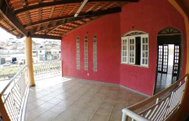 Imagem: A casa possui 3 Dormitórios, 1 Banheiro, 2 Vagas na garagem