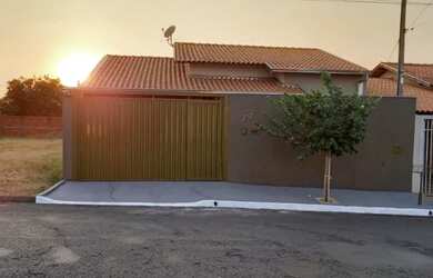 Imagem: A casa possui 3 Dormitórios, 2 Banheiros, 3 Vagas na garagem