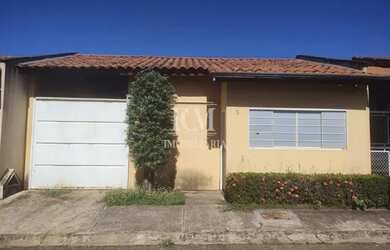 Imagem: A casa possui 2 Dormitórios, 1 Banheiro, 2 Vagas na garagem