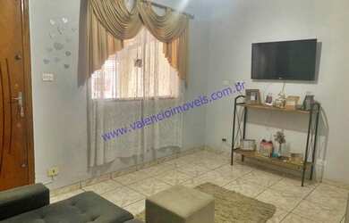 Imagem: A casa possui 3 Dormitórios, 2 Banheiros, 2 Vagas na garagem