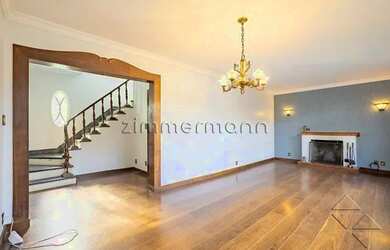 Imagem: A casa possui 3 Dormitórios, 3 Banheiros, 3 Vagas na garagem