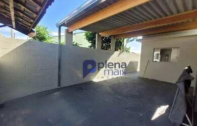 Imagem: A casa possui 2 Dormitórios, 2 Banheiros, 2 Vagas na garagem