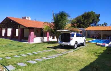 Imagem: A casa possui 3 Dormitórios, Acomodam 25 pessoas e 5 Vagas