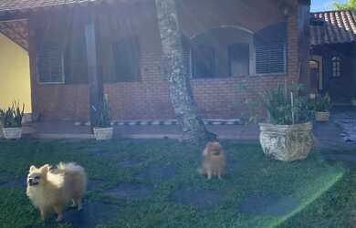 Imagem: A casa possui 4 Dormitórios, 3 Banheiros, 2 Vagas na garagem