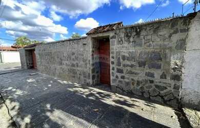 Imagem: A casa possui 3 Dormitórios, 2 Banheiros, 4 Vagas na garagem