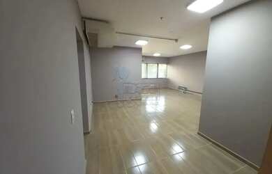 Imagem: O depósito possui 2 Vagas na garagem, 75m² de Área e está