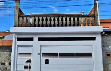 Imagem: A casa possui 3 Dormitórios, 2 Banheiros, 2 Vagas na garagem