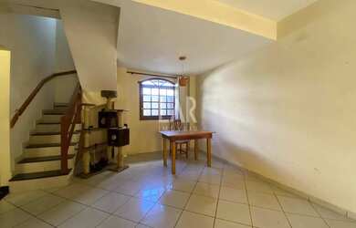 Imagem: A casa possui 3 Dormitórios, 3 Banheiros, 1 Vaga na garagem