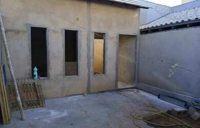 Imagem: A casa à venda possui 2 Dormitórios, 1 Banheiro, 1 Vaga na