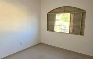 Imagem: A casa possui 4 Dormitórios, 2 Banheiros, 2 Vagas na garagem