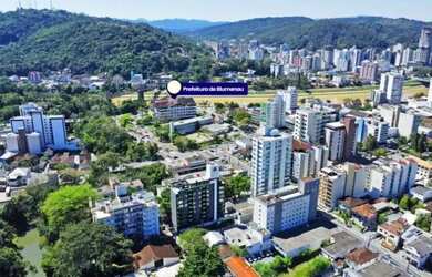 Imagem: O apartamento possui 1 Dormitório, 1 Banheiro, 1 Vaga na garagem