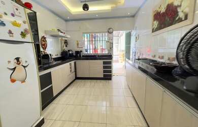 Imagem: A casa possui 3 Dormitórios, 2 Banheiros, 3 Vagas na garagem