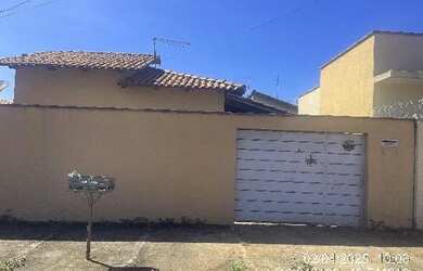 Imagem: A casa possui 2 Dormitórios, 1 Banheiro, 162m² de Área e