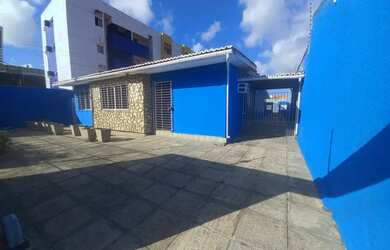 Imagem: A casa possui 5 Dormitórios, 4 Banheiros, 5 Vagas na garagem