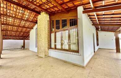 Imagem: A casa possui 3 Dormitórios, 4 Banheiros, 5 Vagas na garagem