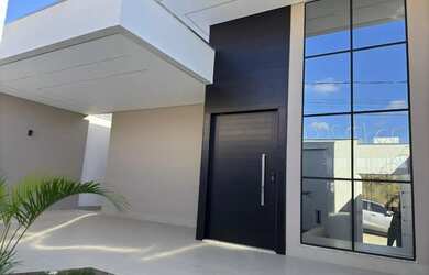 Imagem: A casa possui 3 Dormitórios, 2 Banheiros, 2 Vagas na garagem