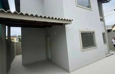 Imagem: A casa possui 4 Dormitórios, 1 Banheiro, 2 Vagas na garagem