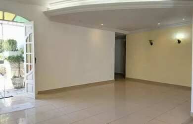 Imagem: A casa possui 3 Dormitórios, 2 Banheiros, 4 Vagas na garagem