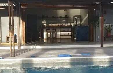 Imagem: A casa possui 3 Dormitórios, 4 Banheiros, 5 Vagas na garagem