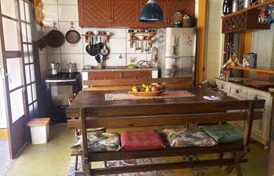 Imagem: A casa possui 3 Dormitórios, 2 Banheiros, 2 Vagas na garagem