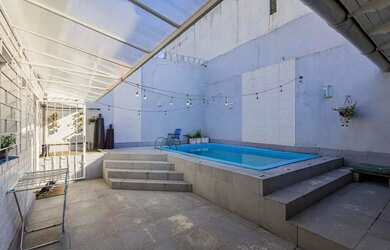 Imagem: A casa possui 3 Dormitórios, 3 Banheiros, 2 Vagas na garagem