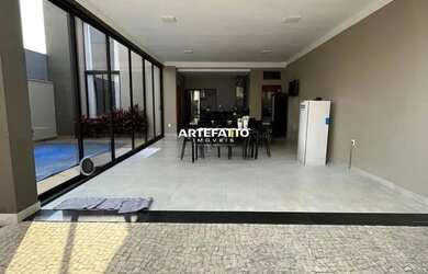 Imagem: A casa possui 3 Dormitórios, 3 Banheiros, 4 Vagas na garagem