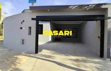 Imagem: A casa possui 3 Dormitórios, 2 Banheiros, 2 Vagas na garagem