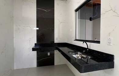 Imagem: A casa possui 2 Dormitórios, 1 Banheiro, 2 Vagas na garagem