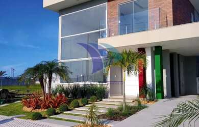 Imagem: A casa possui 4 Dormitórios, 5 Banheiros, 2 Vagas na garagem