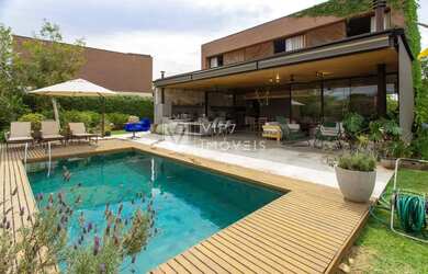 Imagem: A casa em condomínio possui 4 Dormitórios, 5 Banheiros, 5