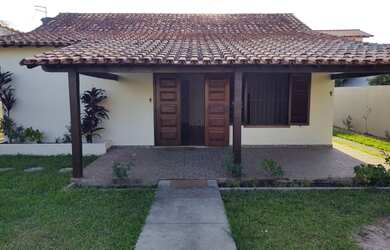 Imagem: A casa possui 3 Dormitórios, 2 Banheiros, 3 Vagas na garagem