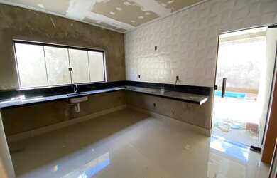 Imagem 2: JL-Vendo linda casa com piscina, pé direito alto, porcelanato na QNL...