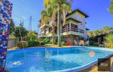 Imagem: A casa possui 4 Dormitórios, 5 Banheiros, 3 Vagas na garagem