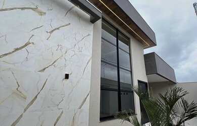 Imagem: A casa possui 3 Dormitórios, 2 Banheiros, 2 Vagas na garagem