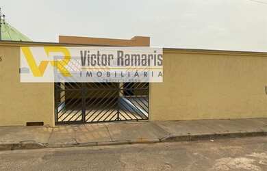 Imagem: A casa possui 3 Dormitórios, 2 Banheiros e está localizado