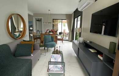 Imagem: A casa possui 4 Dormitórios, 5 Banheiros, 2 Vagas na garagem