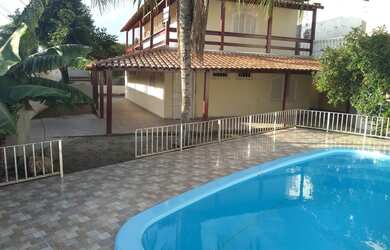 Imagem: A casa possui 4 Dormitórios, 3 Banheiros, 2 Vagas na garagem