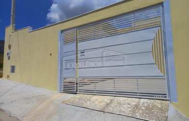 Imagem: A casa possui 3 Dormitórios, 1 Banheiro, 2 Vagas na garagem