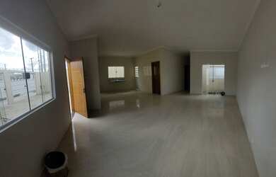 Imagem: A casa possui 3 Dormitórios, 2 Banheiros, 3 Vagas na garagem