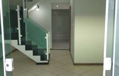 Imagem: A casa possui 2 Dormitórios, 2 Banheiros, 1 Vaga na garagem