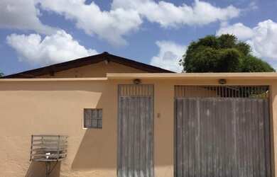 Imagem: A casa possui 4 Dormitórios, 2 Banheiros, 2 Vagas na garagem