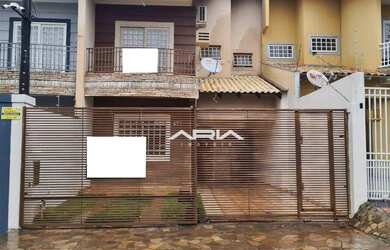 Imagem: A casa possui 3 Dormitórios, 1 Banheiro, 2 Vagas na garagem