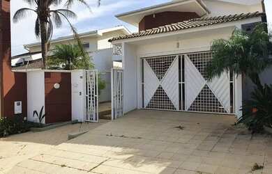 Imagem: A casa possui 3 Dormitórios, 3 Banheiros, 2 Vagas na garagem